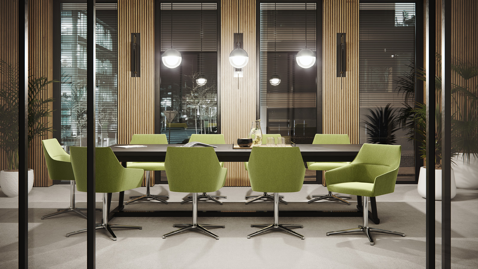Zielone, kubełkowe krzesła konferencyjne zostały ustawione przy dużym stole, w otoczeniu wiszących lamp i dekoracji z lameli.